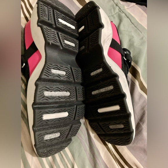 Woman’s size 10 Avia memory foam and  Velcro strap modern sneaker NEVER WORN - Picture 2 of 3